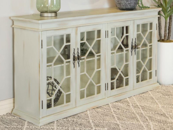 Kiara bombe chest