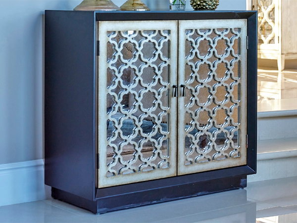 Attractive bombe chest