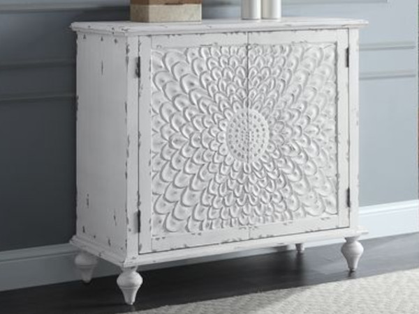 Cottage bombe chest